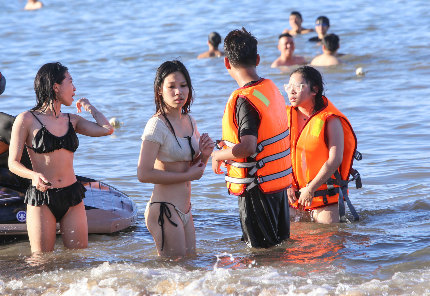 Du khách còn có thể trải nghiệm dịch vụ môtô nước với giá 300.000 đồng/lượt; phao chuối 800.000 đồng/lượt.