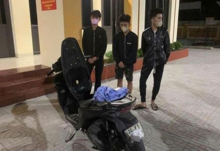 Nhóm thanh thiếu niên bị phát hiện mang hung khí đi giải quyết mâu thuẫn. Nhóm thanh thiếu niên bị phát hiện mang hung khí đi giải quyết mâu thuẫn.