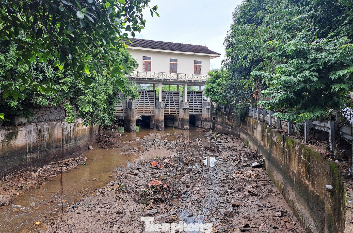 Năm 2020, ngành chức năng địa phương đã cho gia cố kè bằng rọ đá dài khoảng 25m bên bờ trái. Tuy nhiên, do dòng chảy khá lớn đã làm hư hỏng đoạn mới gia cố, tiếp tục ảnh hưởng đến sân vườn, nhà ở của một số hộ sinh sống cạnh bờ kênh.