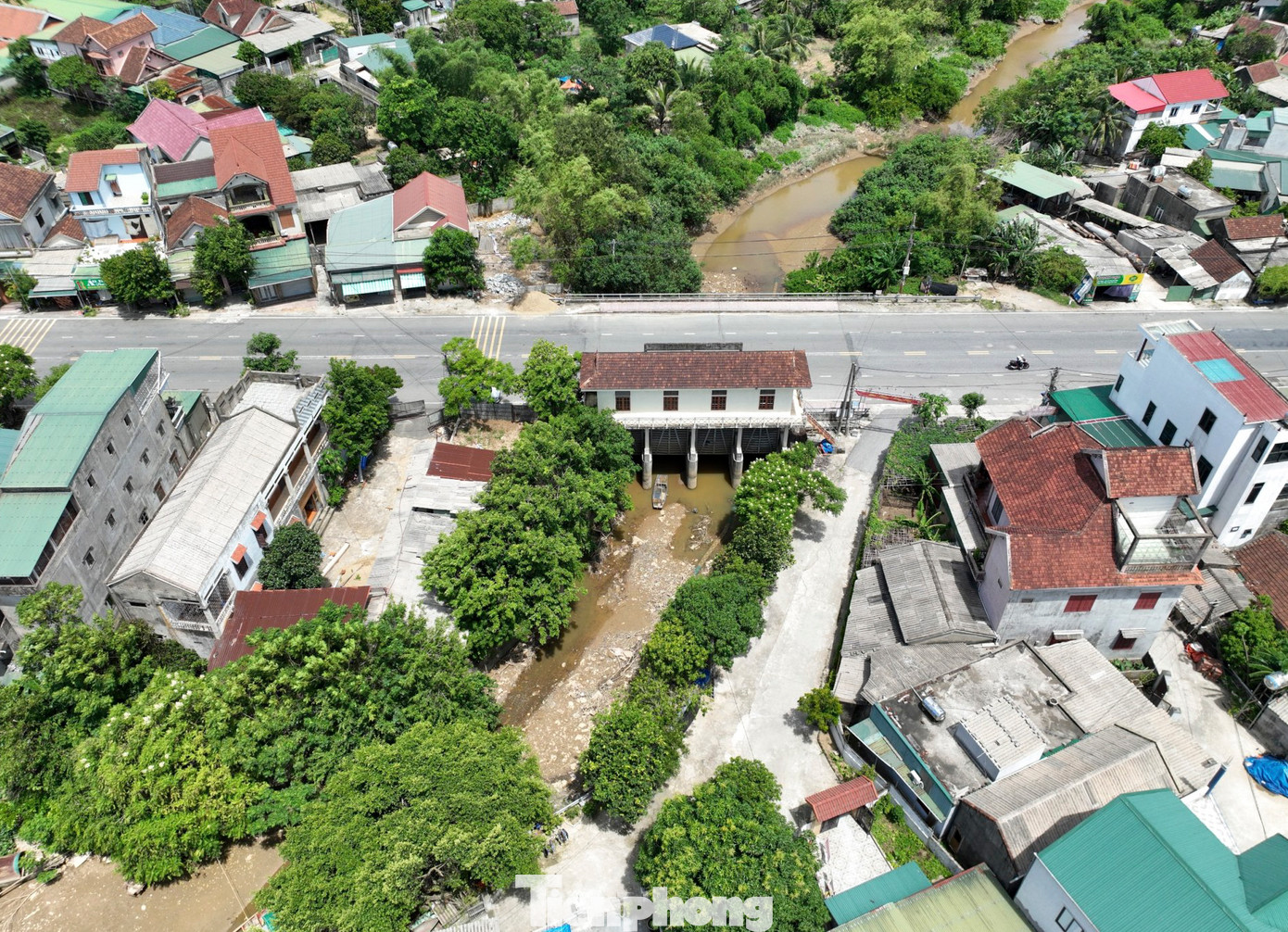 Nhiều năm qua, tuyến kênh đất từ cầu Xuân Hải (huyện Nghi Xuân, Hà Tĩnh) đi ra bờ sông Lam có bờ kè bị sạt lở nghiêm trọng khiến một số nhà dân bị ảnh hưởng, có nhiều vết nứt.
