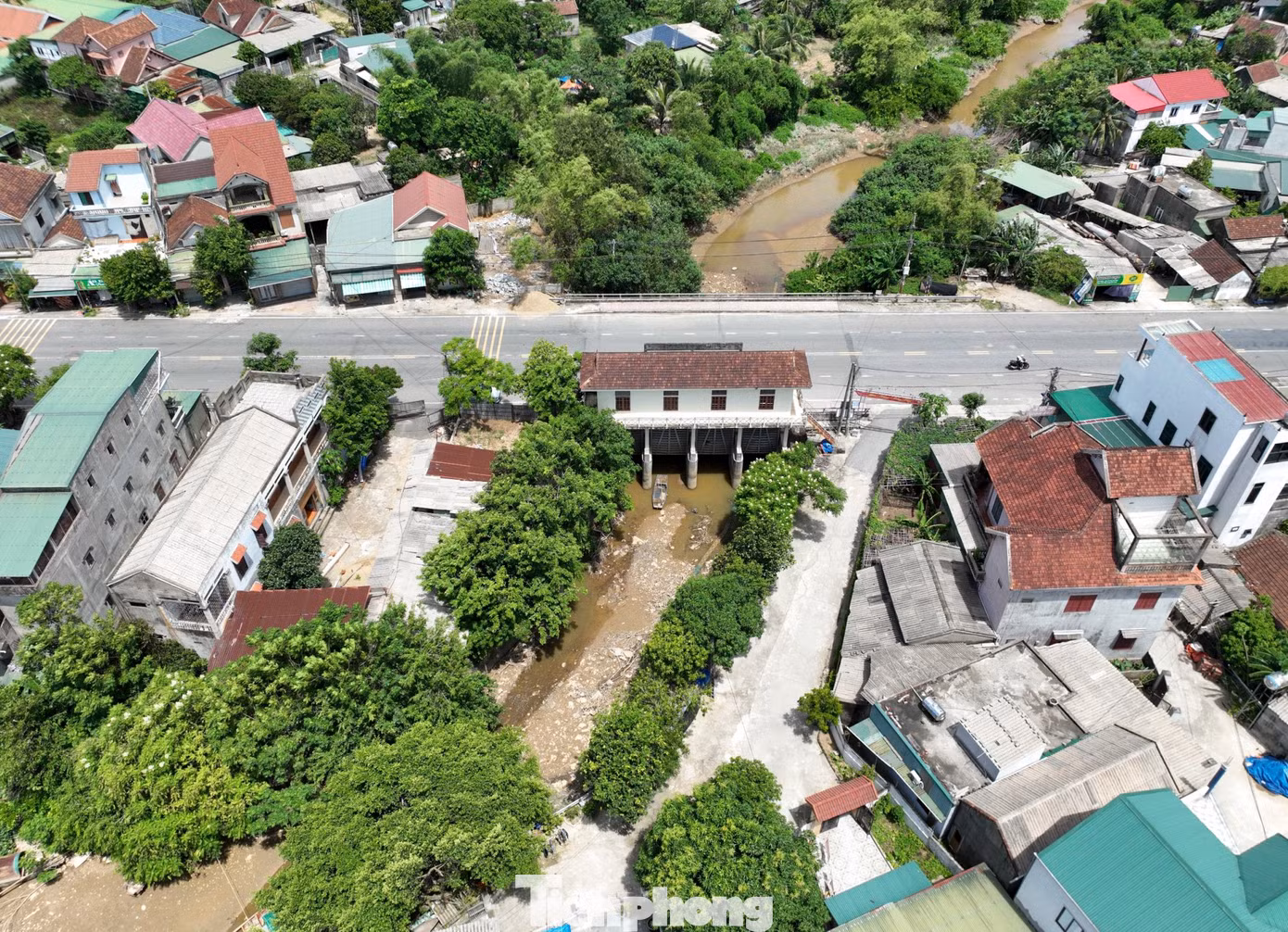 Nhiều năm qua, tuyến kênh đất từ cầu Xuân Hải (huyện Nghi Xuân, Hà Tĩnh) đi ra bờ sông Lam có bờ kè bị sạt lở nghiêm trọng khiến một số nhà dân bị ảnh hưởng, có nhiều vết nứt.