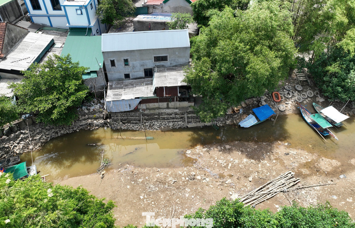 Người dân địa phương cho biết tuyến kênh sau cầu Xuân Hải đến bờ sông Lam dài khoảng 600m, nhưng chỉ mới được gia cố 2 bên sau cầu 30m bằng bê tông, phần còn lại đang là kênh đất. Trong khi đó, bờ kênh có hình vòng cung nên khi xảy ra mưa lớn, nguồn nước sẽ chảy mạnh ra sông Lam nên hệ thống cống bên cầu Xuân Hải buộc phải mở để tiêu thoát nước. Đây có thể là nguyên nhân dẫn tới xói lở bờ kênh trong nhiều năm qua.