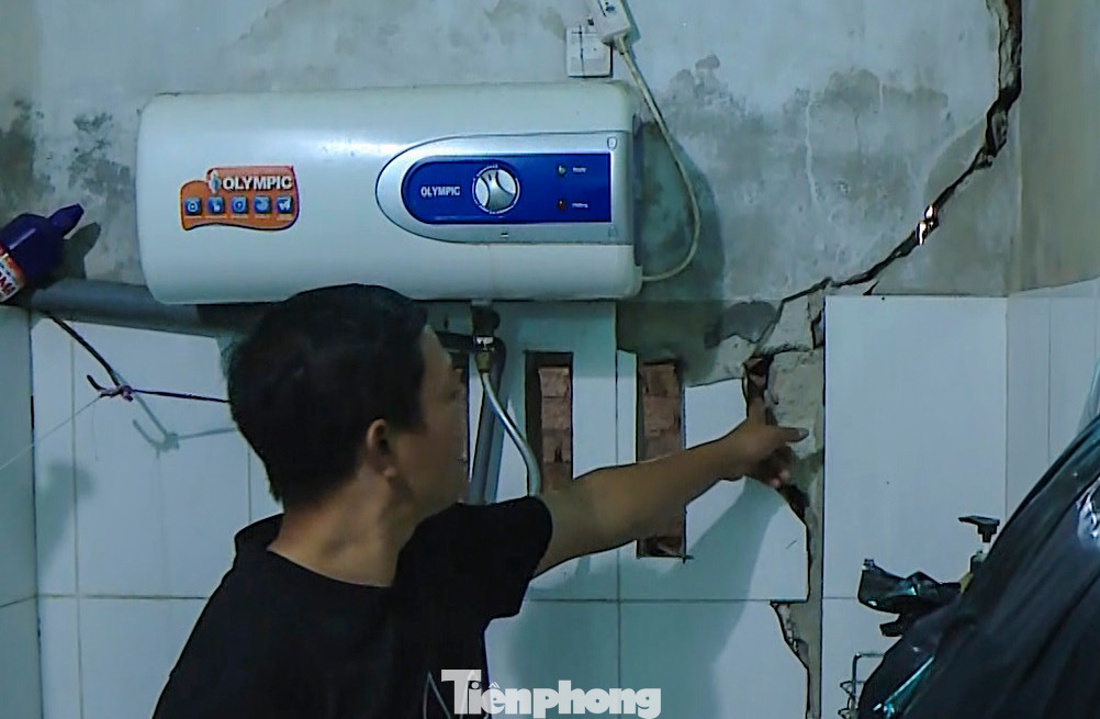 “Do dòng nước chảy qua cống ngăn lũ cầu Xuân Hải đã khiến nước xoáy mạnh, tác động trực tiếp vào bờ kênh bên trái dẫn đến sụt lún đất, kéo theo nhà bị nứt. Chính quyền địa phương đã yêu cầu mùa mưa lũ cần di dời tài sản và đảm bảo an toàn”, anh Hiền nói.