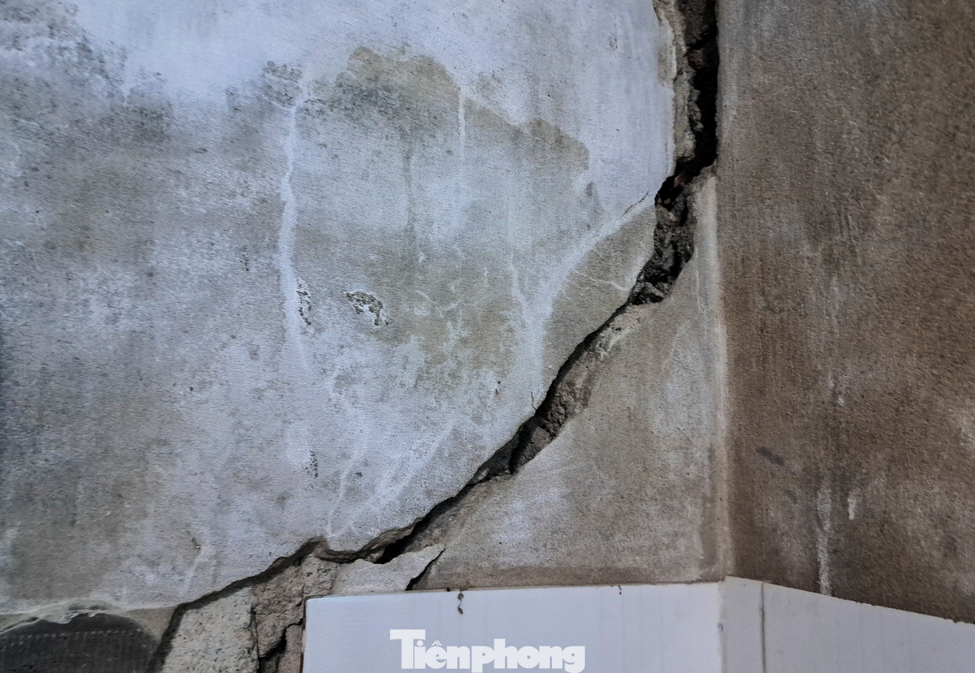 “Do dòng nước chảy qua cống ngăn lũ cầu Xuân Hải đã khiến nước xoáy mạnh, tác động trực tiếp vào bờ kênh bên trái dẫn đến sụt lún đất, kéo theo nhà bị nứt. Chính quyền địa phương đã yêu cầu mùa mưa lũ cần di dời tài sản và đảm bảo an toàn”, anh Hiền nói.