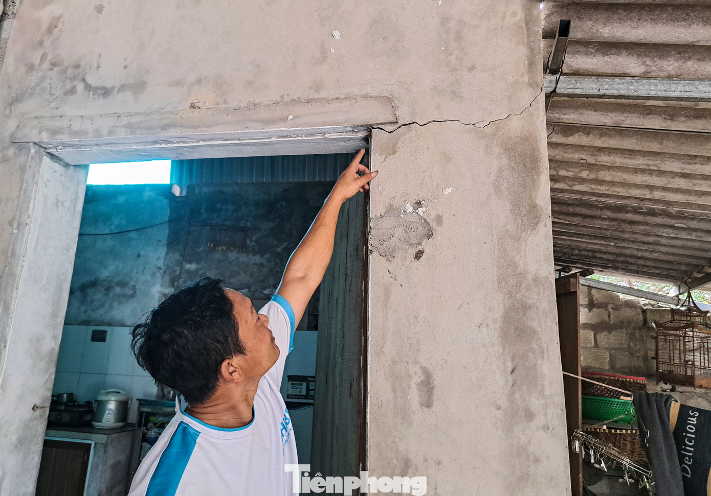 Anh Ngô Xuân Hiền (trú thôn Trường Lam, xã Xuân Hải) cho biết tình trạng nhà cửa bị rạn nứt xảy ra nhiều năm qua khiến gia đình bất an, lo nhà sập bất cứ lúc nào.