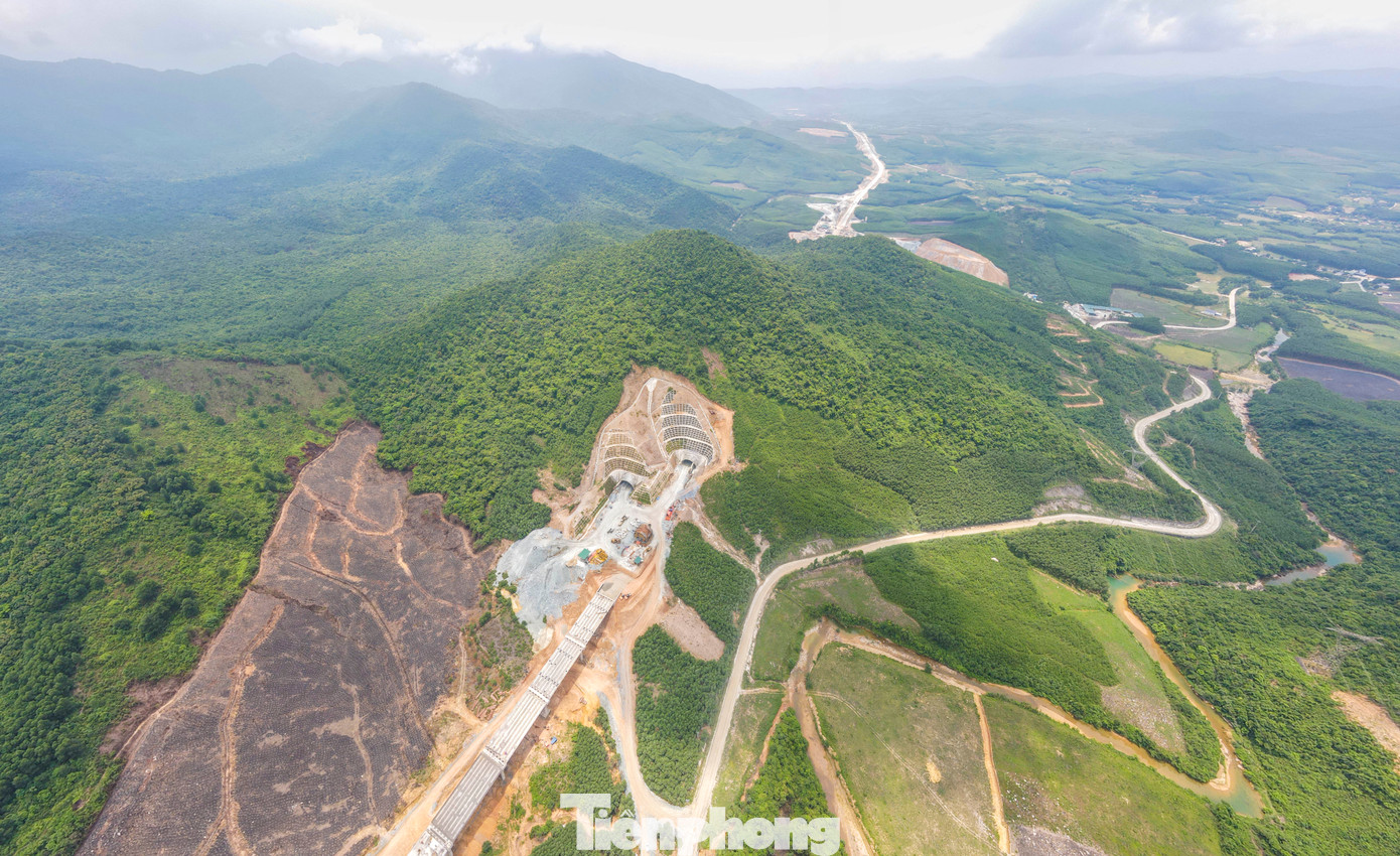 Hầm Đèo Bụt là hầm xuyên núi duy nhất trên tuyến cao tốc Bắc – Nam qua Hà Tĩnh.