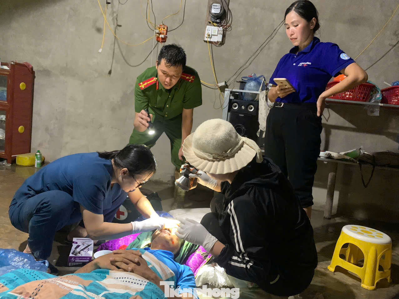 Chị Sin Thị Tâm - Trạm trưởng Trạm Y tế xã Nậm Lúc (áo xanh) sơ cứu cho người bị thương trong vụ sạt lở.