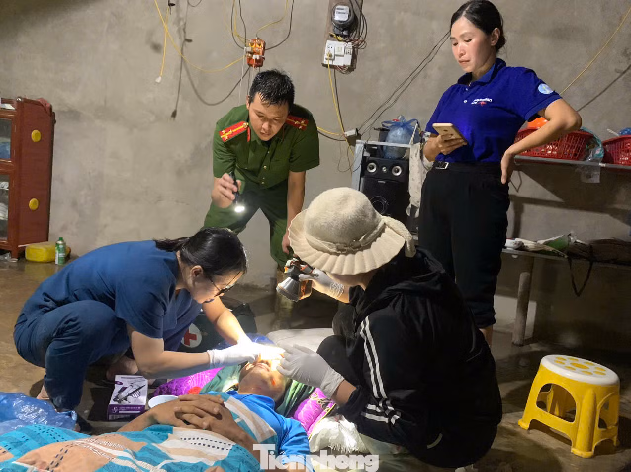 Chị Sin Thị Tâm - Trạm trưởng Trạm Y tế xã Nậm Lúc (áo xanh) sơ cứu cho người bị thương trong vụ sạt lở.