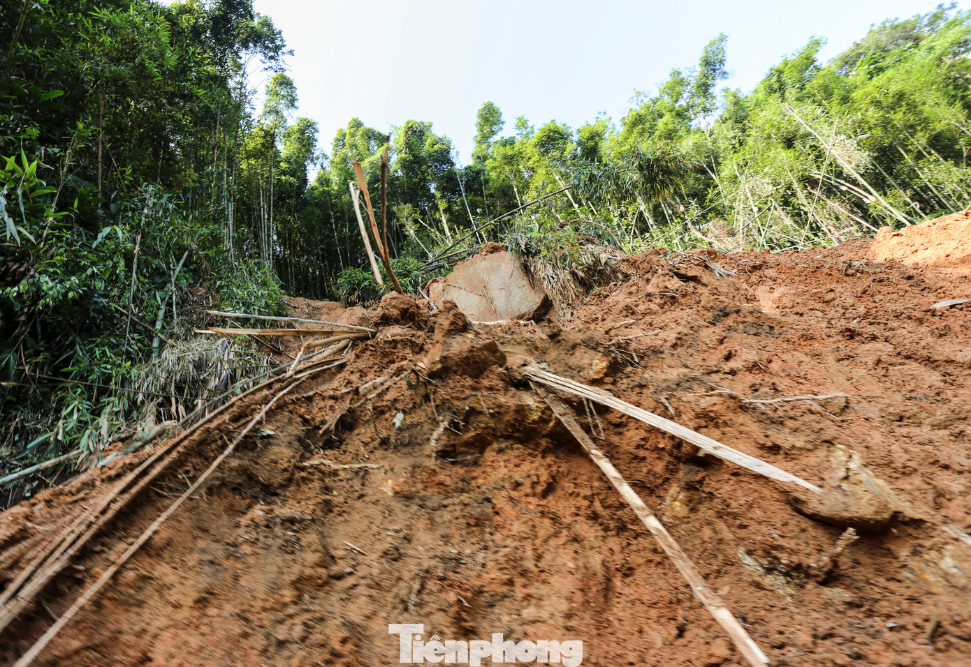 Trên các quả đồi, đất đã ngậm căng nước, xuất hiện nhiều điểm nứt mới, nguy cơ phát sinh thêm các địa điểm sạt lở đất cao với khối lượng lớn.