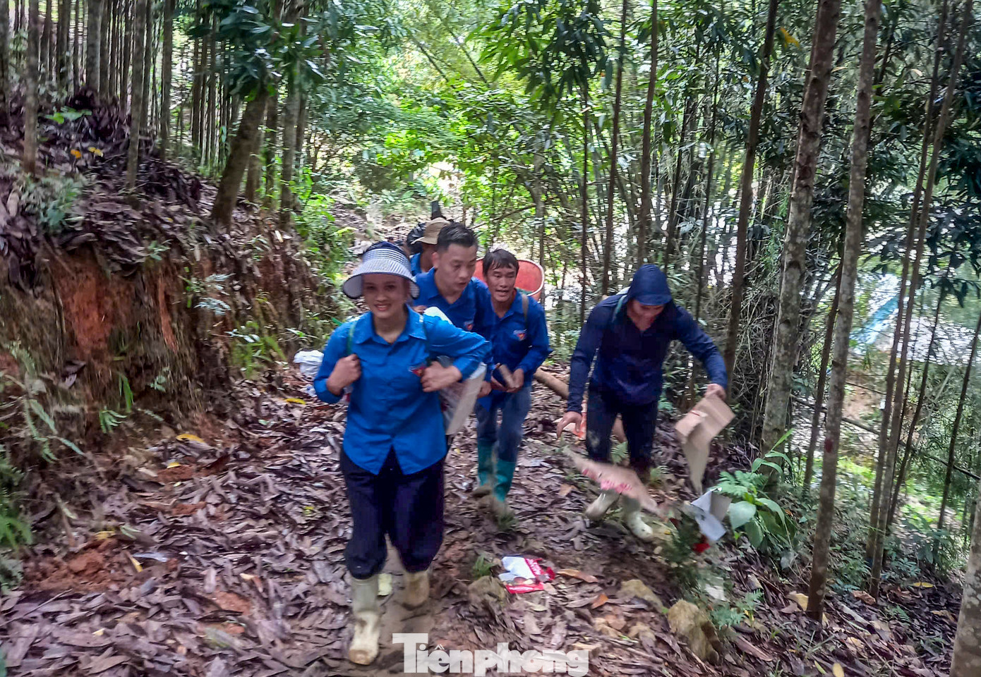 “Đường đi khó, nguy cơ sạt lở cao nhưng không để bà con phải đói, các đoàn viên đã cố gắng vận chuyển hàng hóa cần thiết cho người dân. Đoàn thanh niên và lực lượng của xã cũng tập trung hàng hóa về các vị trí có lực lượng công an, quân đội hỗ trợ tìm kiếm người mất tích, khắc phục hậu quả thiên tai gây ra”, chị Kim chia sẻ.
