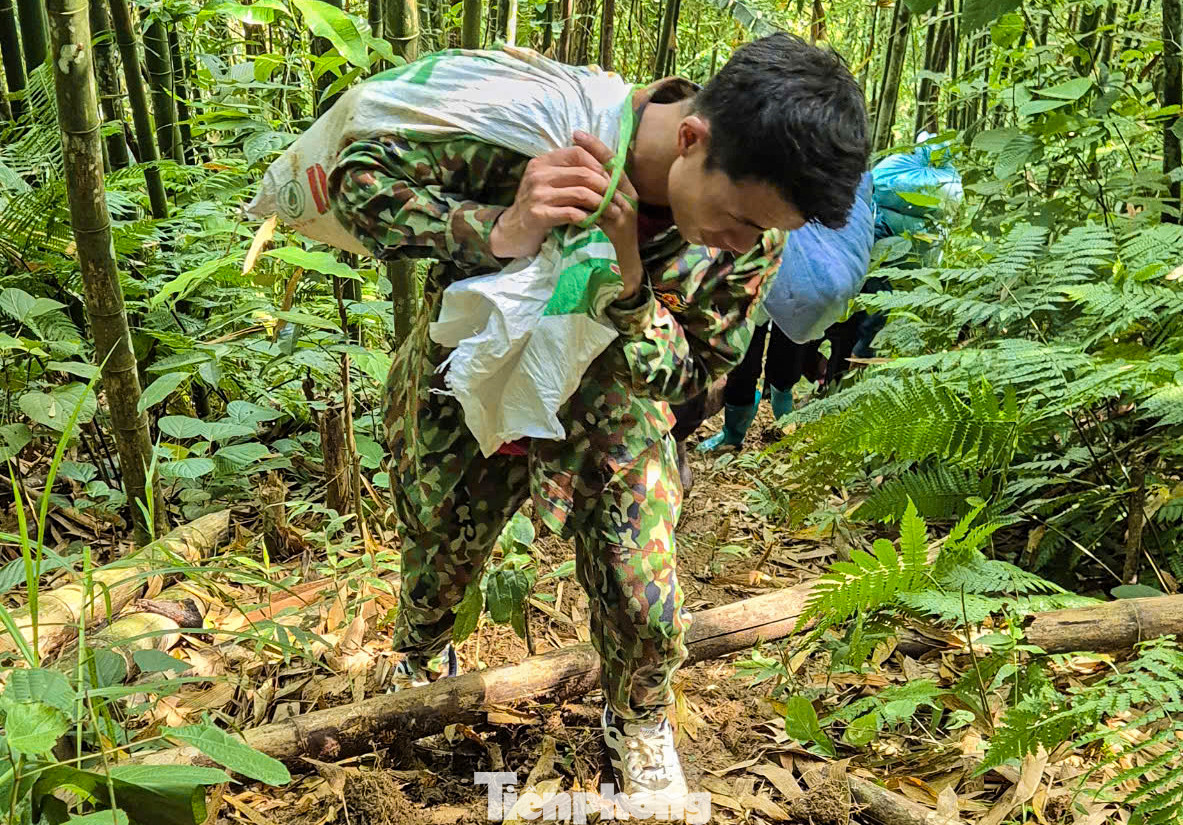 “Đường đi khó, nguy cơ sạt lở cao nhưng không để bà con phải đói, các đoàn viên đã cố gắng vận chuyển hàng hóa cần thiết cho người dân. Đoàn thanh niên và lực lượng của xã cũng tập trung hàng hóa về các vị trí có lực lượng công an, quân đội hỗ trợ tìm kiếm người mất tích, khắc phục hậu quả thiên tai gây ra”, chị Kim chia sẻ.