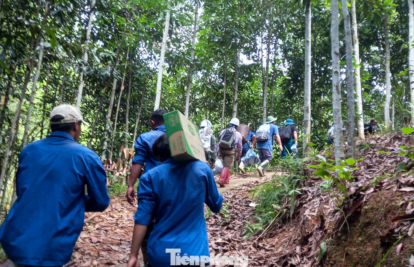 “Đường đi khó, nguy cơ sạt lở cao nhưng không để bà con phải đói, các đoàn viên đã cố gắng vận chuyển hàng hóa cần thiết cho người dân. Đoàn thanh niên và lực lượng của xã cũng tập trung hàng hóa về các vị trí có lực lượng công an, quân đội hỗ trợ tìm kiếm người mất tích, khắc phục hậu quả thiên tai gây ra”, chị Kim chia sẻ.