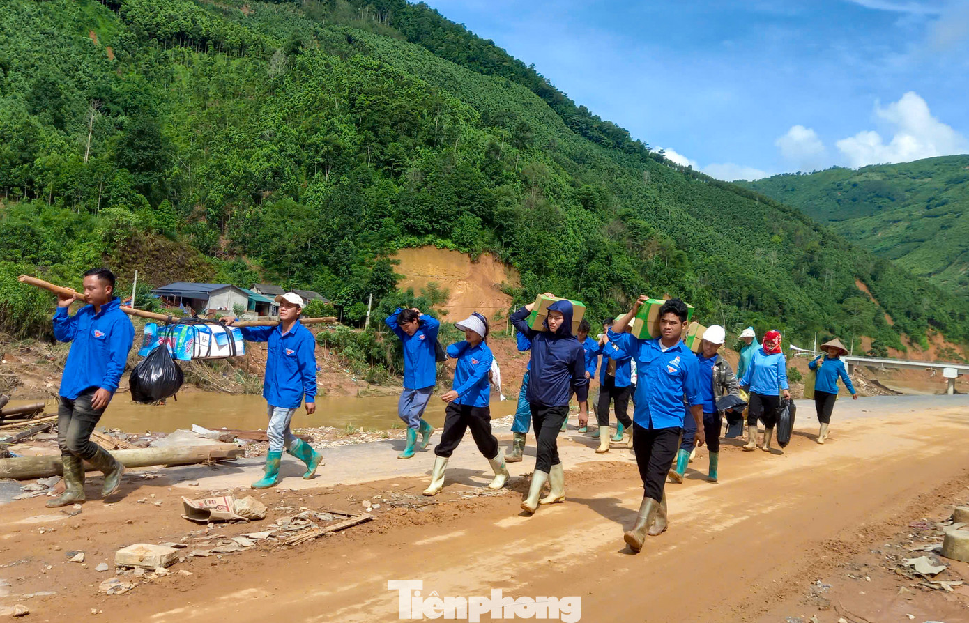 Chị Cò Thị Kim – Bí thư Đoàn xã Nậm Lúc cho biết, suốt một tuần qua, 100 đoàn viên thanh niên của xã đã tình nguyện vận chuyển lương thực, thực phẩm, nước sạch và nhu yếu phẩm cho các vùng còn cô lập.