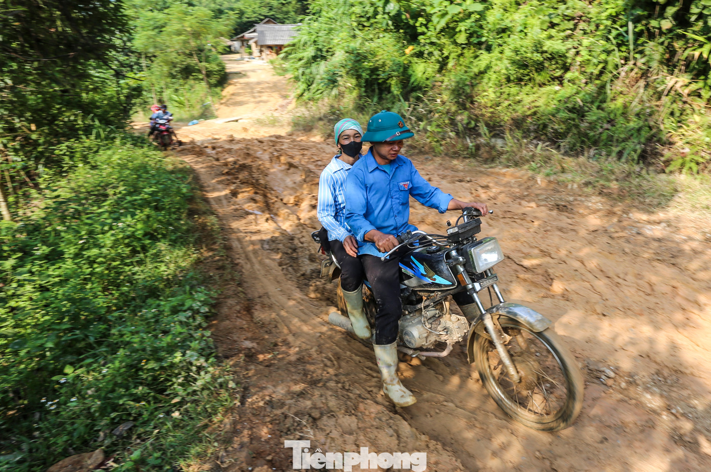 Vài ngày sau, khi thời tiết tốt lên, đường được sửa chữa, các thanh niên dùng xe máy vận chuyển vào vị trí cách Nậm Tông 5km. Từ đây, bỏ xe máy gùi hàng đi bộ vào cho bà con. Nay thì xe máy đã đến vị trí cách thôn 2km thuận lợi cho thanh niên rất nhiều.