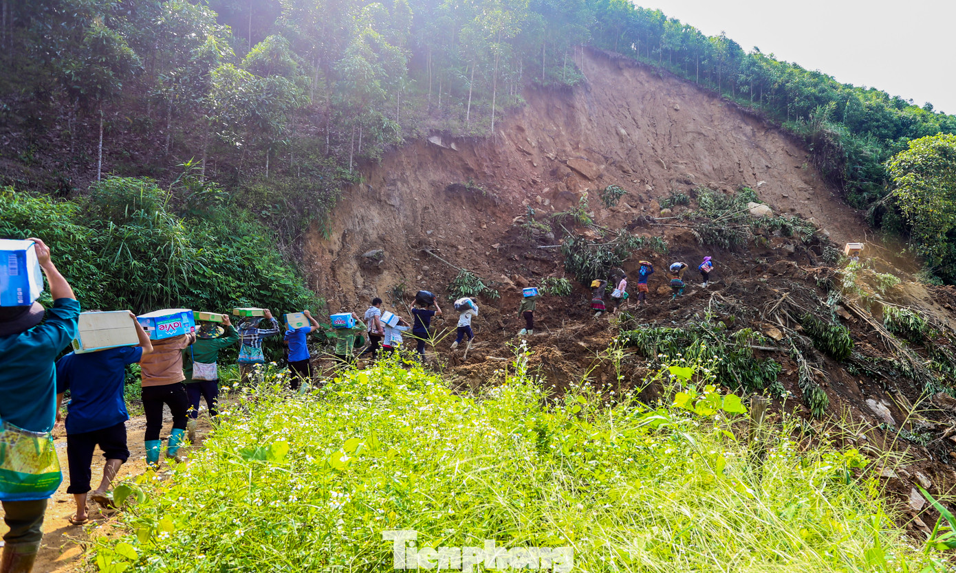Lực lượng quân dân tự vệ, đoàn viên thanh niên, người dân địa phương đã phải băng rừng, vượt núi, “cõng” lương thực, nước sạch, nhu yếu phẩm cần thiết vào tiếp tế cho người dân.