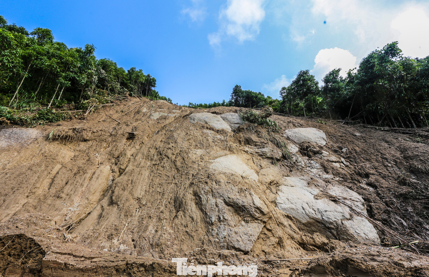 Trên các quả đồi, đất đã ngậm căng nước, xuất hiện nhiều điểm nứt mới, nguy cơ phát sinh thêm các địa điểm sạt lở đất cao với khối lượng lớn.