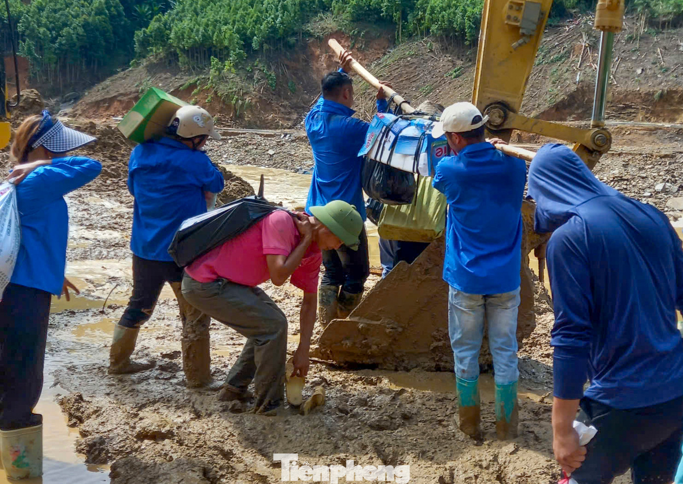 Nhiều vị trí suối nước chảy mạnh hoặc điểm sạt lở bùn nhão phải nhờ sự hỗ trợ của gàu máy đào để vượt qua.