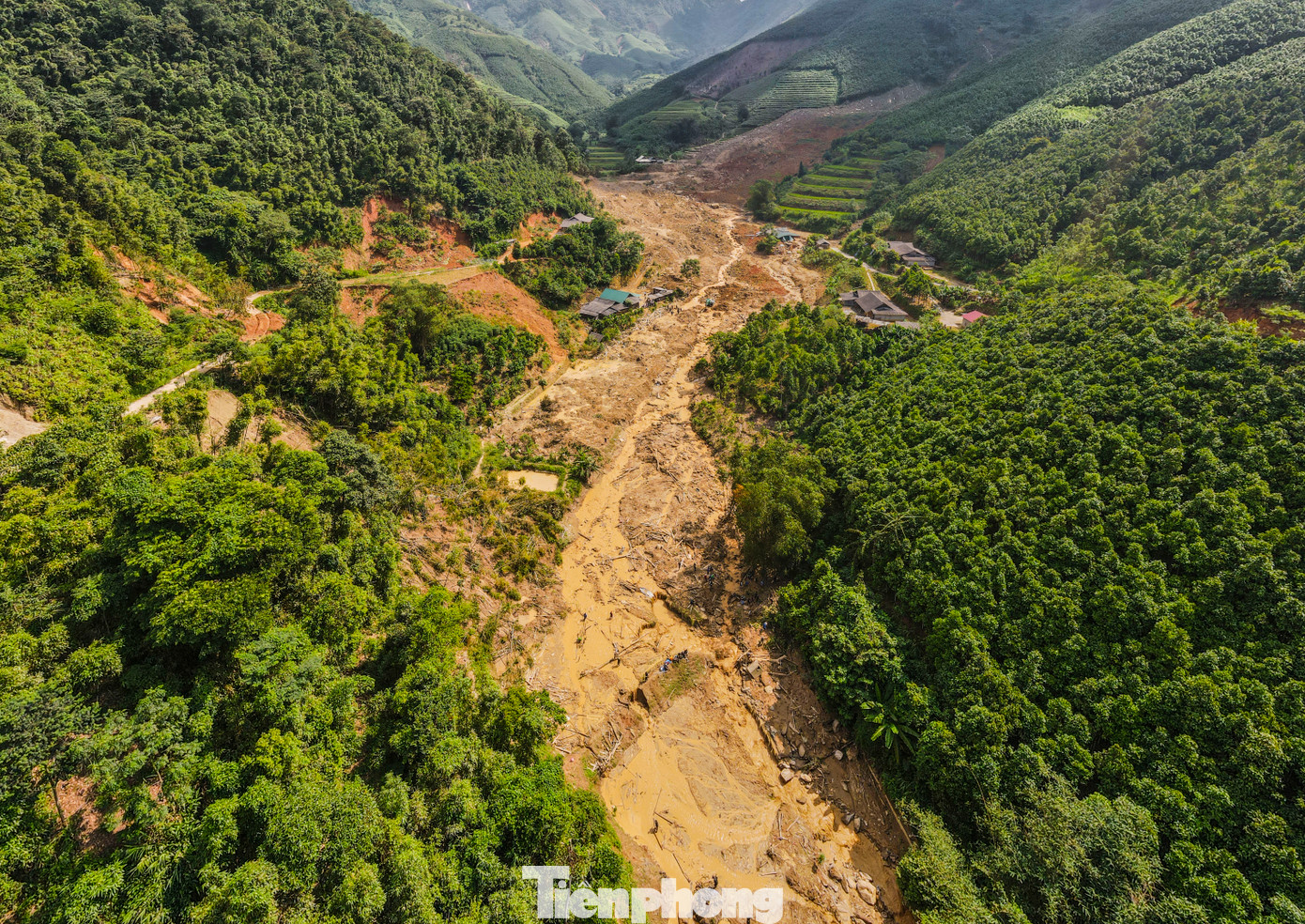 Gần 1 tuần qua, do ảnh hưởng của mưa lũ kéo dài, nhiều địa phương ở tỉnh Lào Cai còn bị chia cắt. Theo UBND huyện Bắc Hà, mưa lũ khiến 23 người chết, 11 người mất tích. Trong đó, vụ sạt lở tại thôn Nậm Tông (xã Nậm Lúc) đã khiến 10 người chết, 8 người còn mất tích.