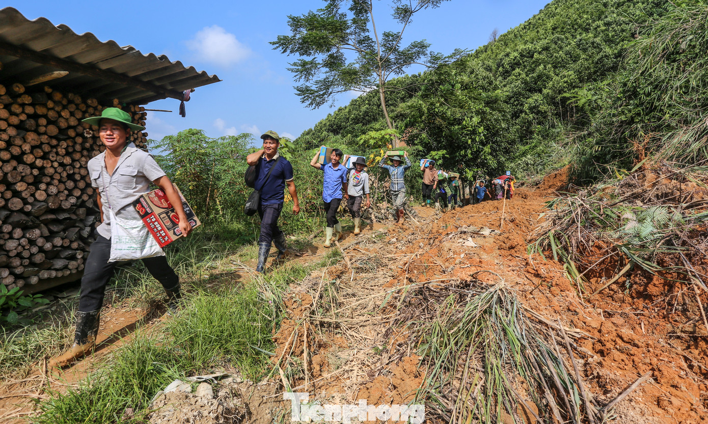 Tuyến đường độc đạo từ trung tâm xã Nậm Lúc vào thôn Nậm Tông bị chia cắt, trong đó nhiều điểm bị cắt đứt hoàn toàn, không thể dùng xe vận chuyển lương thực tiếp tế đến cho người dân mà phải đi bộ.