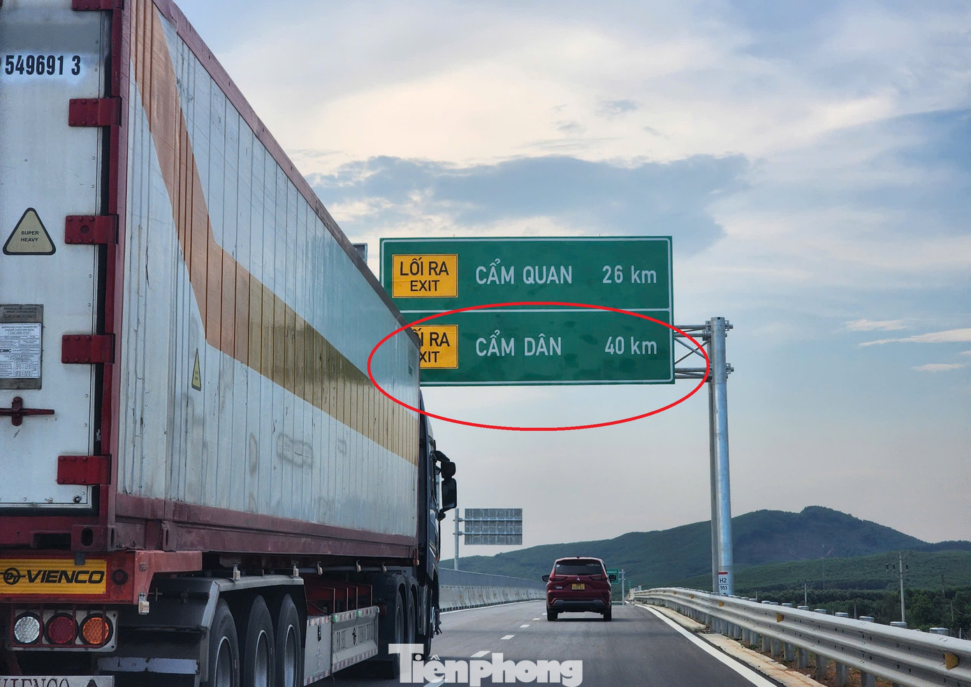 Biển báo với tên địa danh 'lạ' trên cao tốc Hà Tĩnh trước và sau khi được đổi tên. Biển báo với tên địa danh 'lạ' trên cao tốc Hà Tĩnh trước và sau khi được đổi tên.