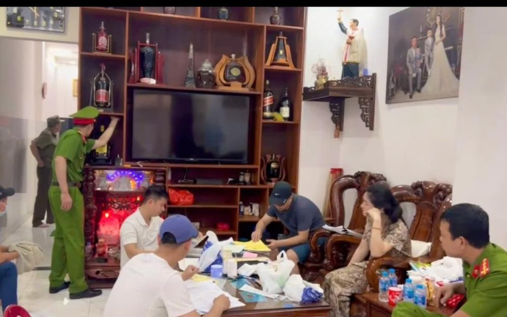 Cảnh sát khám xét nhà người liên quan. Cảnh sát khám xét nhà người liên quan.