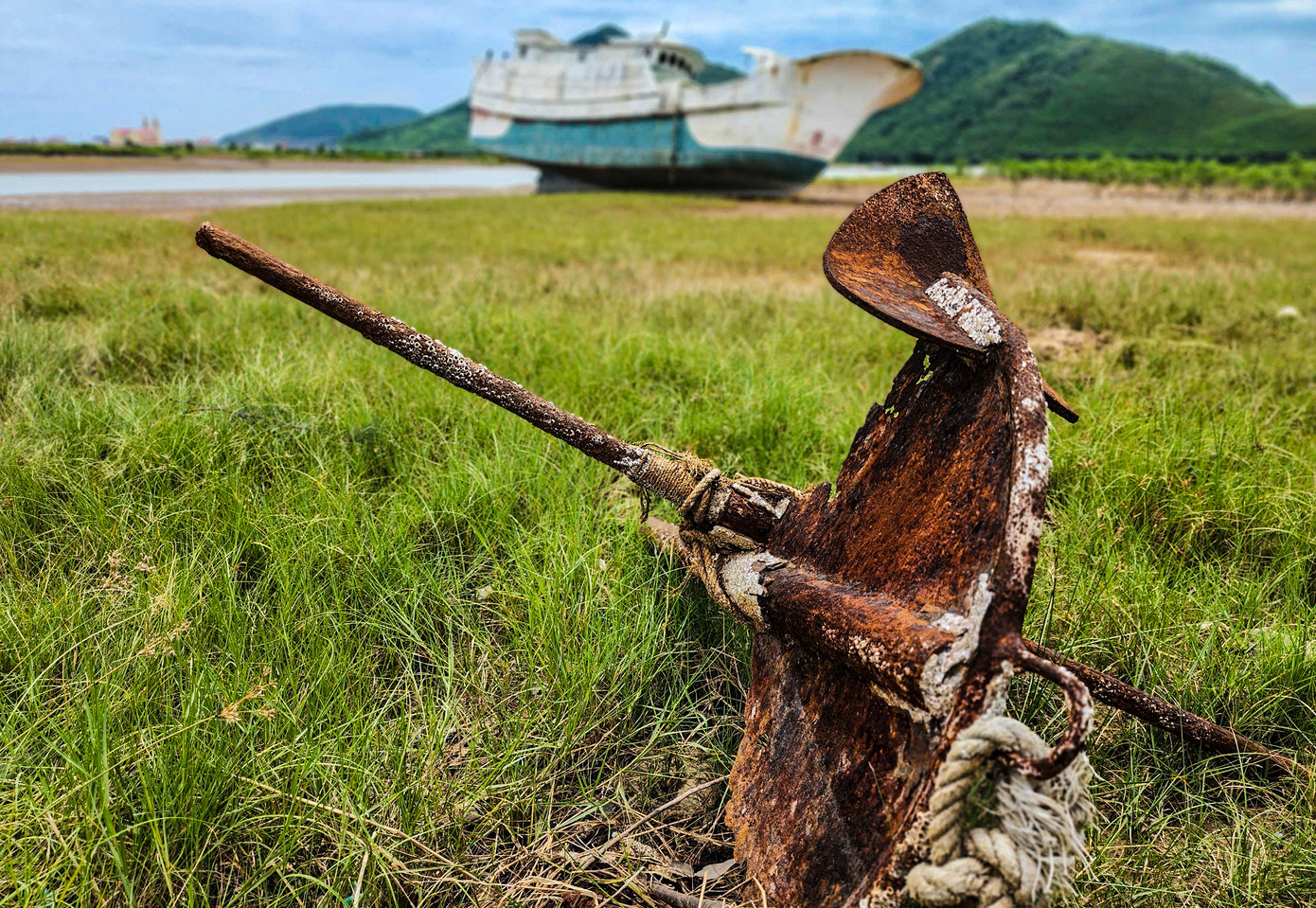 Người dân địa phương cho biết các tàu cá này được kéo về khu vực này đã lâu, đã được tháo máy móc, không có người trông coi nên nhanh chóng xuống cấp.