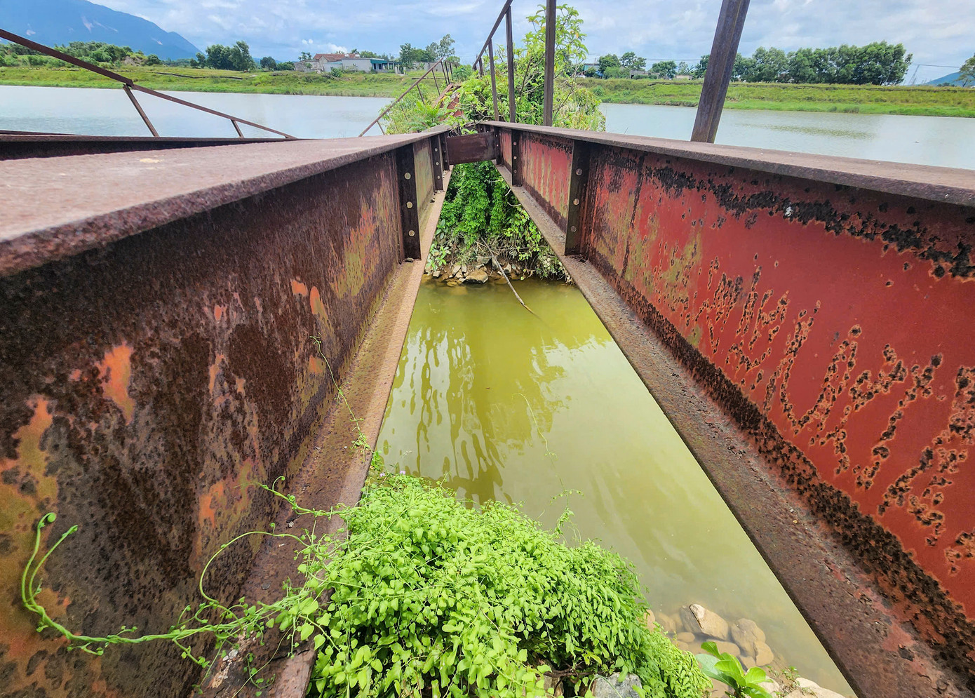 Cầu đã bị hoen gỉ, xiêu vẹo, có thể bị đổ sập bất cứ lúc nào.