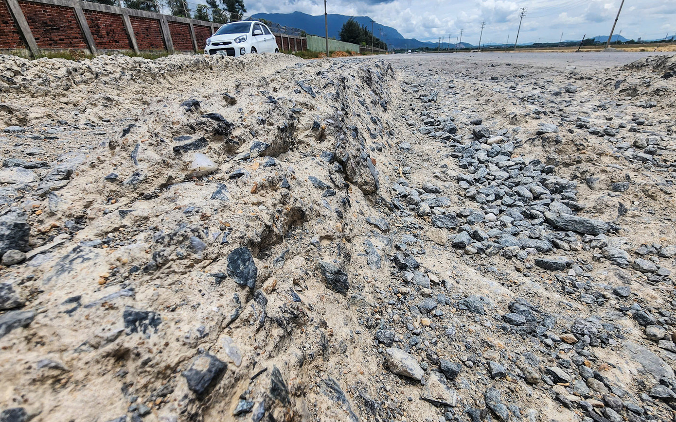 “Thời tiết đến nay đã thuận lợi song việc thi công phải chia ra từng bên vì lượng xe trọng tải lớn chạy trên tuyến với mật độ cao. Đơn vị thường xuyên phối hợp với đơn vị liên quan, phối hợp phân chia đường, tạo luồng di chuyển để nhà thầu có thể sớm hoàn thiện dự án”, đại diện Ban quản lý dự án Đầu tư xây dựng Khu vực Khu Kinh tế tỉnh Hà Tĩnh thông tin. Trong ảnh: Mặt đường gãy nứt thành hố sâu, luống sâu, dài.