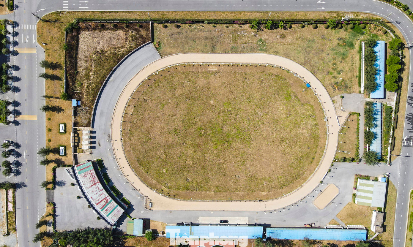 Theo hồ sơ dự án, doanh nghiệp này còn dự kiến sau khi dự án đi vào hoạt động, từ năm thứ 2 trở đi sẽ mở thêm 76 trung tâm đặt cược ngoài trường đua tại các tỉnh, thành phố. Song đến nay, dự án chưa thể đi vào hoạt động vì còn nhiều vướng mắc.