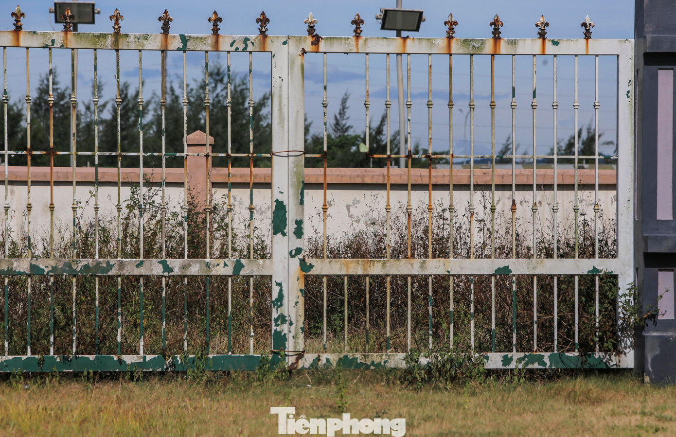 7 năm không hoạt động, những cánh cổng trung tâm luôn trong tình trạng cửa đóng then cài, bên trong vắng hoe. Một số vị trí cửa sắt hoen gỉ, khu đất trống cạnh tường sân thi đấu cây dại mọc um tùm.