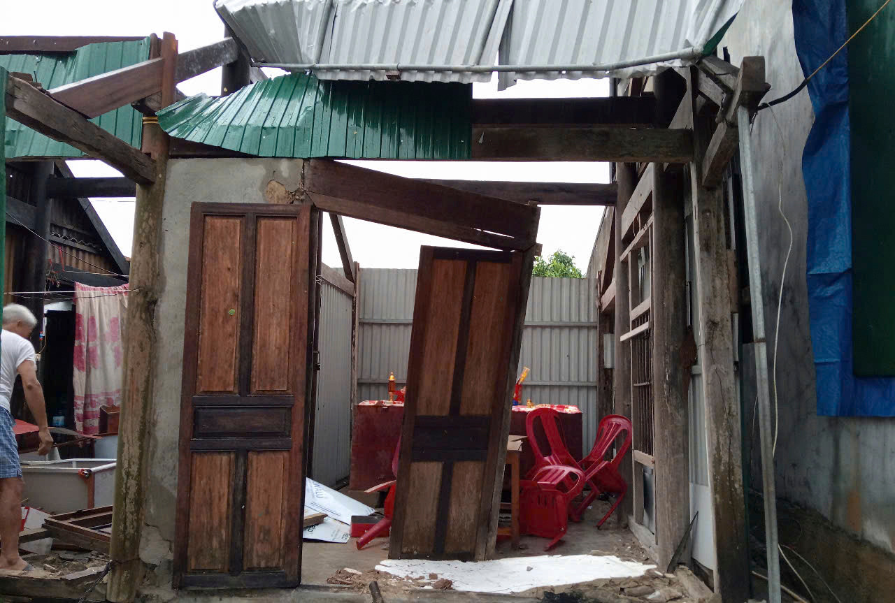 Nhà dân bị tốc mái, tài sản hư hỏng sau đợt mưa giông. Nhà dân bị tốc mái, tài sản hư hỏng sau đợt mưa giông.