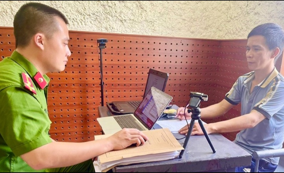 Nguyễn Khắc Giang tại cơ quan điều tra. Nguyễn Khắc Giang tại cơ quan điều tra.