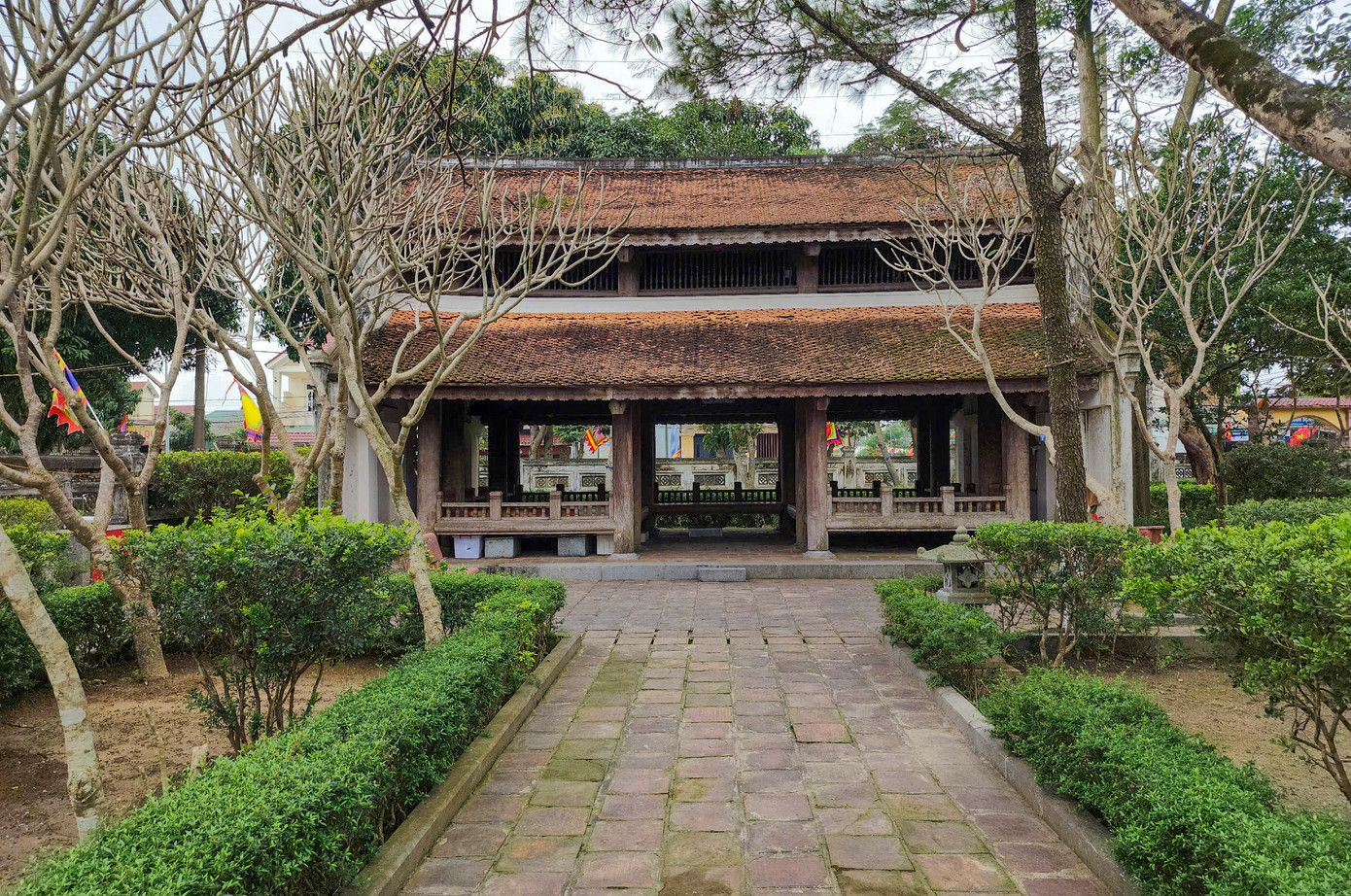 Chếch bên trái nhà thờ là nhà hát ca trù được dựng bằng nhiều cột gỗ lim. Phía trong là sạp diễn và sạp ngồi được xếp theo hình chữ U. Chếch bên trái nhà thờ là nhà hát ca trù được dựng bằng nhiều cột gỗ lim. Phía trong là sạp diễn và sạp ngồi được xếp theo hình chữ U.