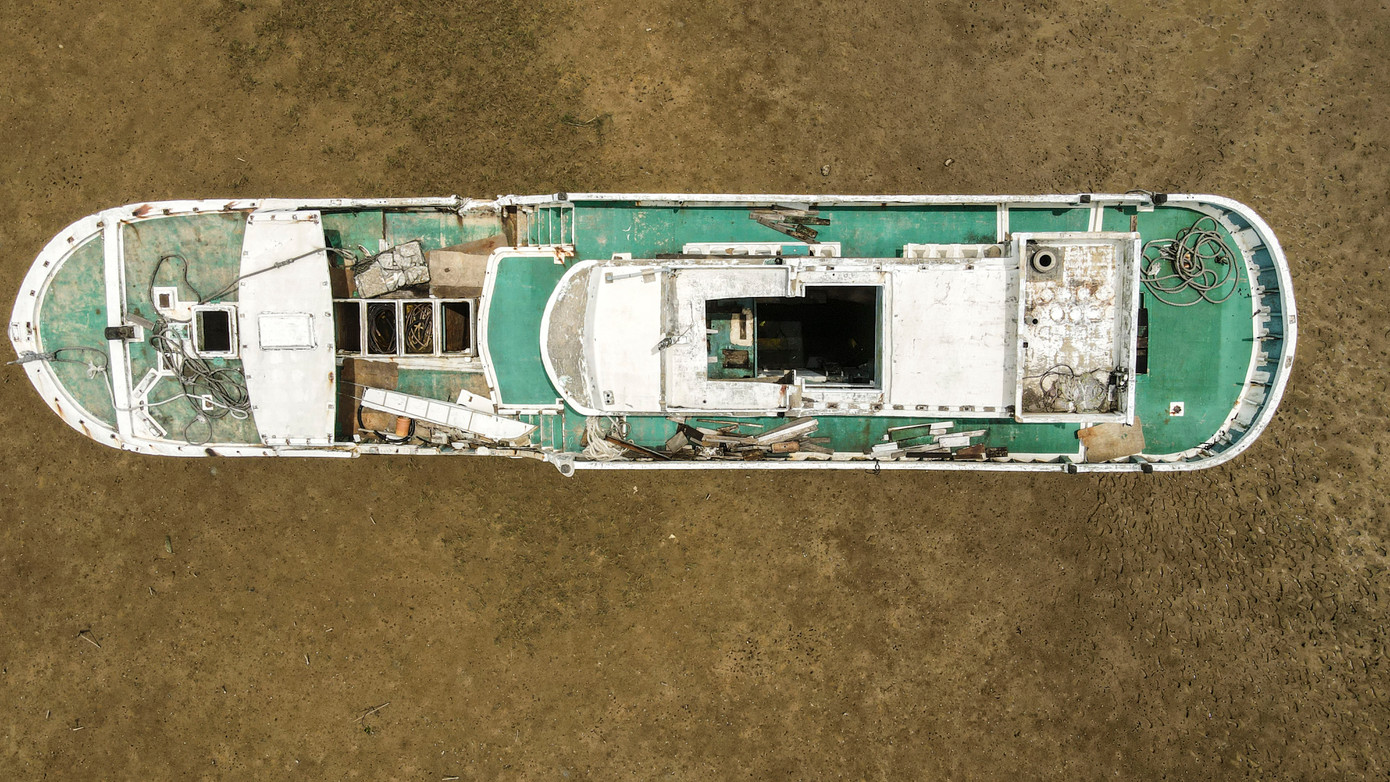 "Tàu không có người trông coi, không rõ chủ nhân là ai. Việc xuất hiện của tàu mắc cạn gây ảnh hưởng cho việc di chuyển cho tàu khác khi vào luồng lạch, khúc sông tránh trú mưa bão", một ngư dân địa phương cho hay. Hình ảnh xác tàu cá chỉ còn phần khung, máy móc đã được tháo rời.