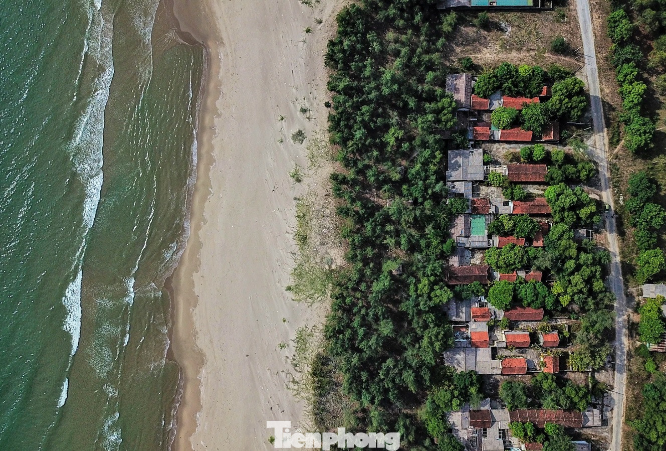 Nhiều năm bỏ hoang, những căn nhà từng là nơi lưu trú dọc bãi biển giờ bỏ hoang, các hạng mục công trình nhà ở xuống cấp, cây cối cũng vì thế mọc kín.