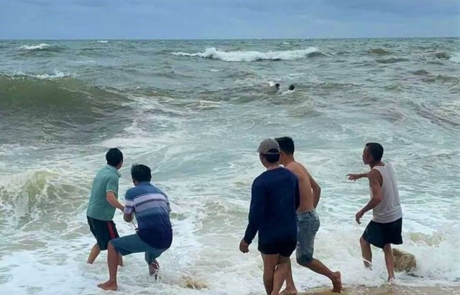 Người dân ứng cứu đưa ngư dân gặp nạn vào bờ. Người dân ứng cứu đưa ngư dân gặp nạn vào bờ.