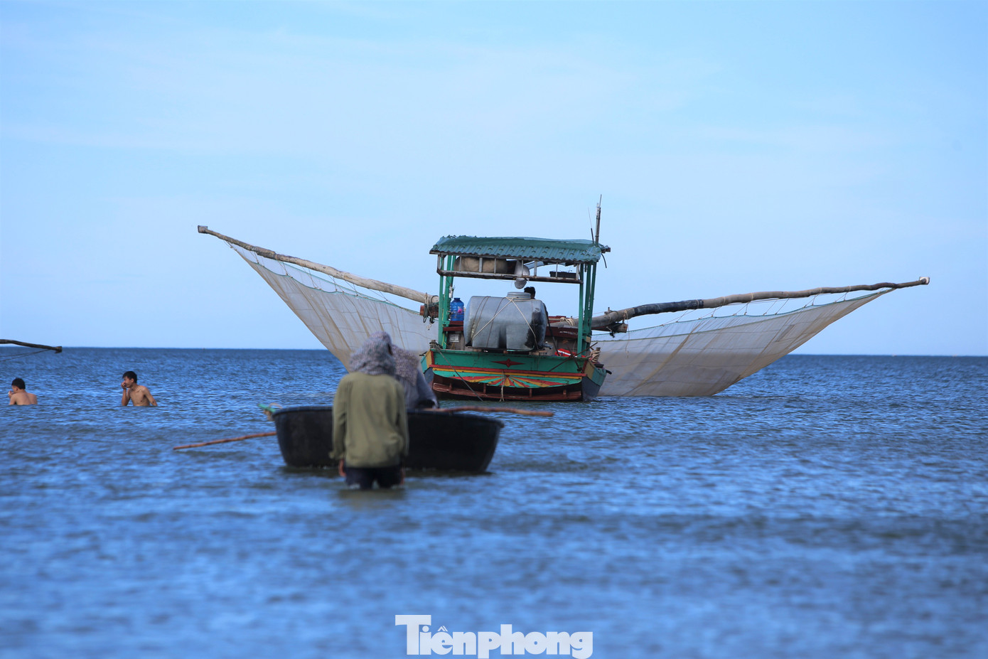 “Ngoài lao động khi đi nước ngoài thường đi theo đường du học, lao động rõ ràng hoặc được người thân đưa sang. Trong số đó, có không ít người đã định cư nơi đất khách quê người”, ông Hà nói.