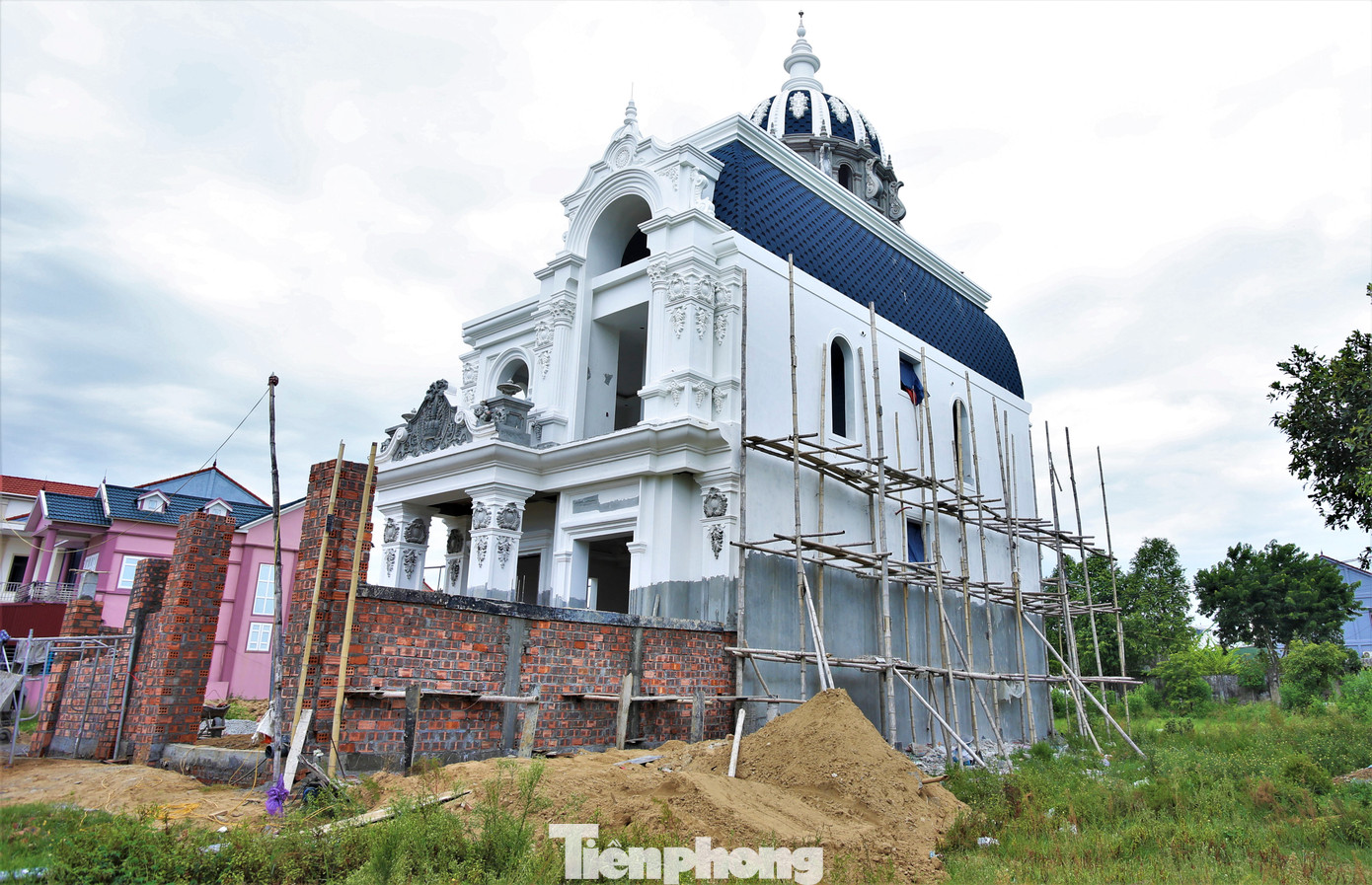 Những lâu đài mái vòm đang được xây dựng ở xã Cương Gián.