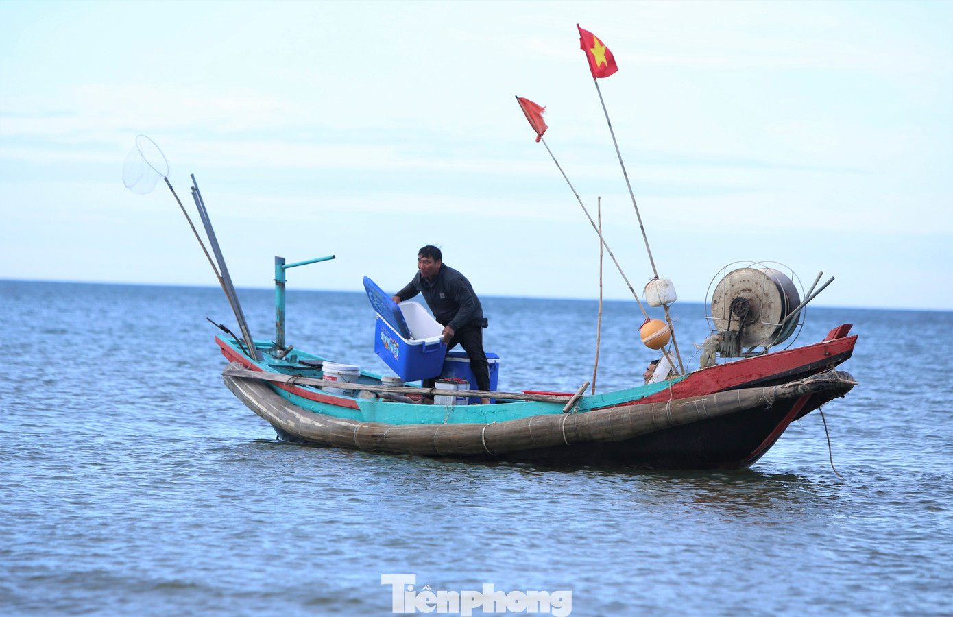 Theo thống kê, khoảng 70% dân số ở trong độ tuổi lao động tại các xã Cương Gián, Xuân Liên, Cổ Đạm (huyện Nghi Xuân) hiện làm việc tại nước ngoài, đi du học hoặc kiếm sống ở miền Nam. Dân cư sinh sống tại địa phương phần lớn là người già ngoài tuổi lao động và trẻ em.