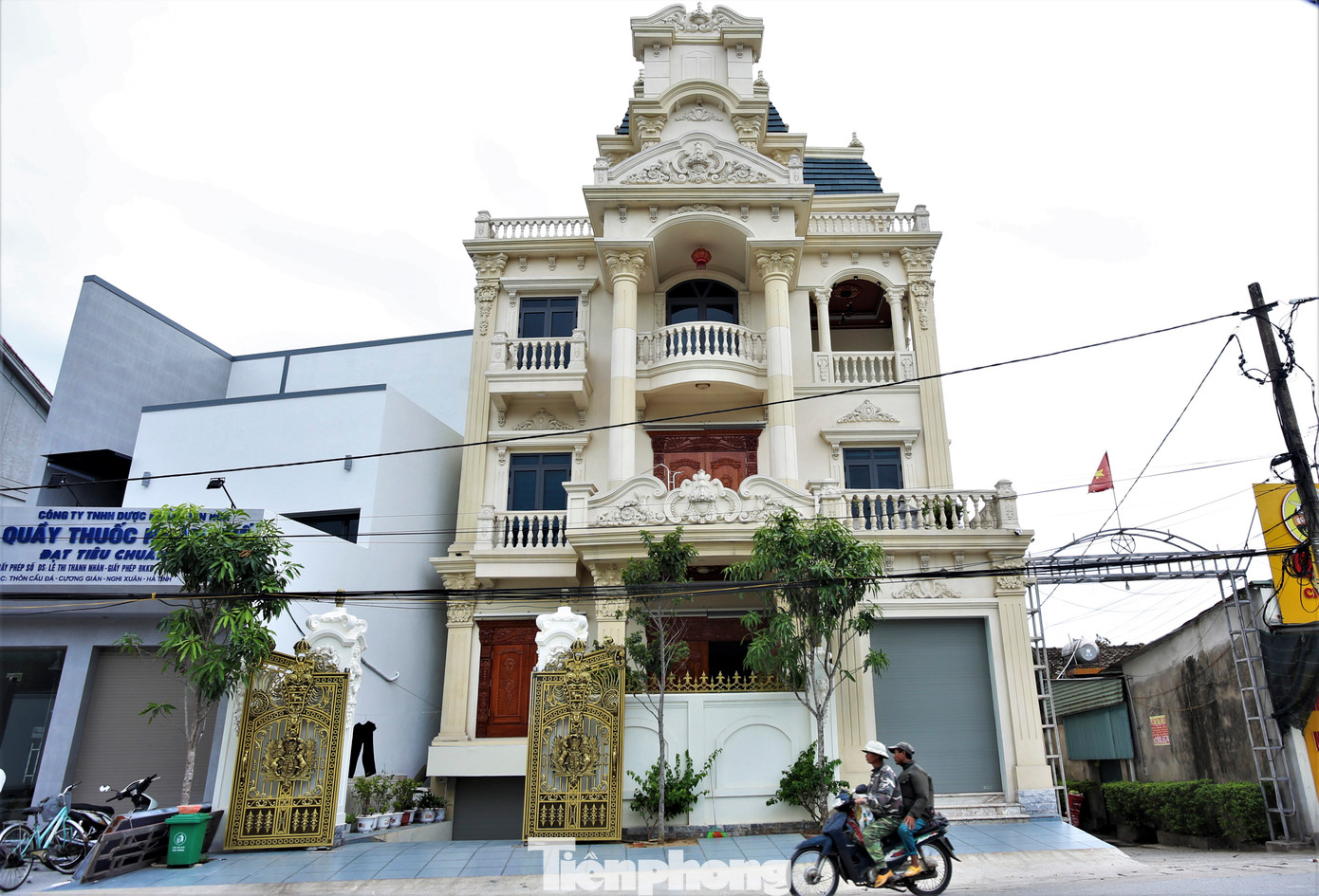 Không khó để bắt gặp những căn biệt thự nguy nga 3-4 tầng dọc đường ven biển Hà Tĩnh qua huyện Nghi Xuân.