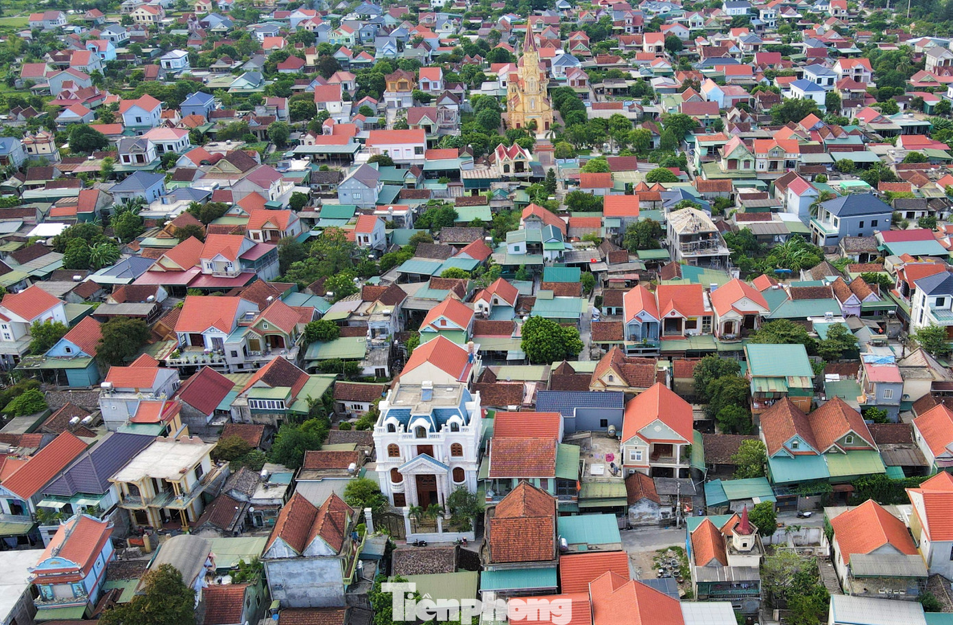 Cương Gián, Xuân Liên, Cổ Đạm (huyện Nghi Xuân, tỉnh Hà Tĩnh) vốn là những làng chài nghèo ven biển nhưng nhiều năm gần đây, các xã này được mệnh danh là làng tỷ phú nhờ xuất ngoại.