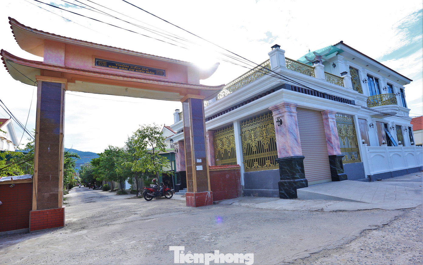 Ông Hoàng Văn Hà - Chủ tịch UBND xã Cương Gián (huyện Nghi Xuân) cho biết toàn xã có hơn 15.000 dân nhưng chỉ khoảng 12.000 người sống ở địa phương. Cả xã có khoảng 3.000 người sinh sống, lao động tại Hàn Quốc, Nhật Bản, Đài Loan (Trung Quốc)...