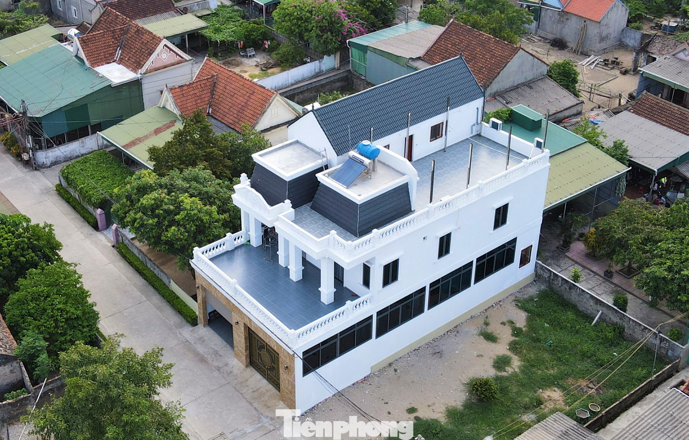 Việc người dân đi lao động nước ngoài giúp đời sống làng biển Hà Tĩnh thay đổi tốt hơn. Những căn biệt thự đua nhau &quot;mọc như nấm&quot;.