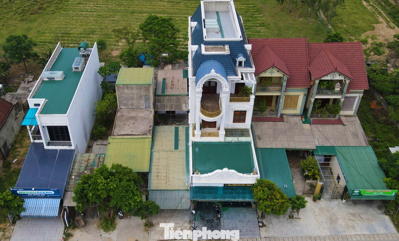 Việc người dân đi lao động nước ngoài giúp đời sống làng biển Hà Tĩnh thay đổi tốt hơn. Những căn biệt thự đua nhau &quot;mọc như nấm&quot;.