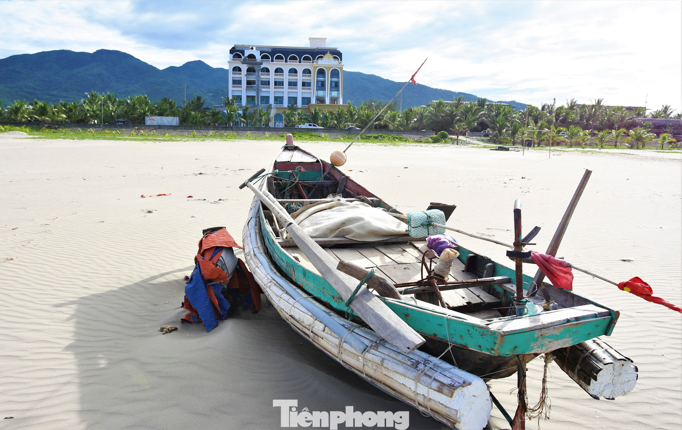 Cương Gián vốn là làng chài ven biển nhưng hiện nơi đây chỉ còn lác đác những chiếc thuyền nhỏ với lao động đi biển là người lớn tuổi. Kinh tế địa phương chủ yếu dựa vào tiền người thân đi nước ngoài gửi về.