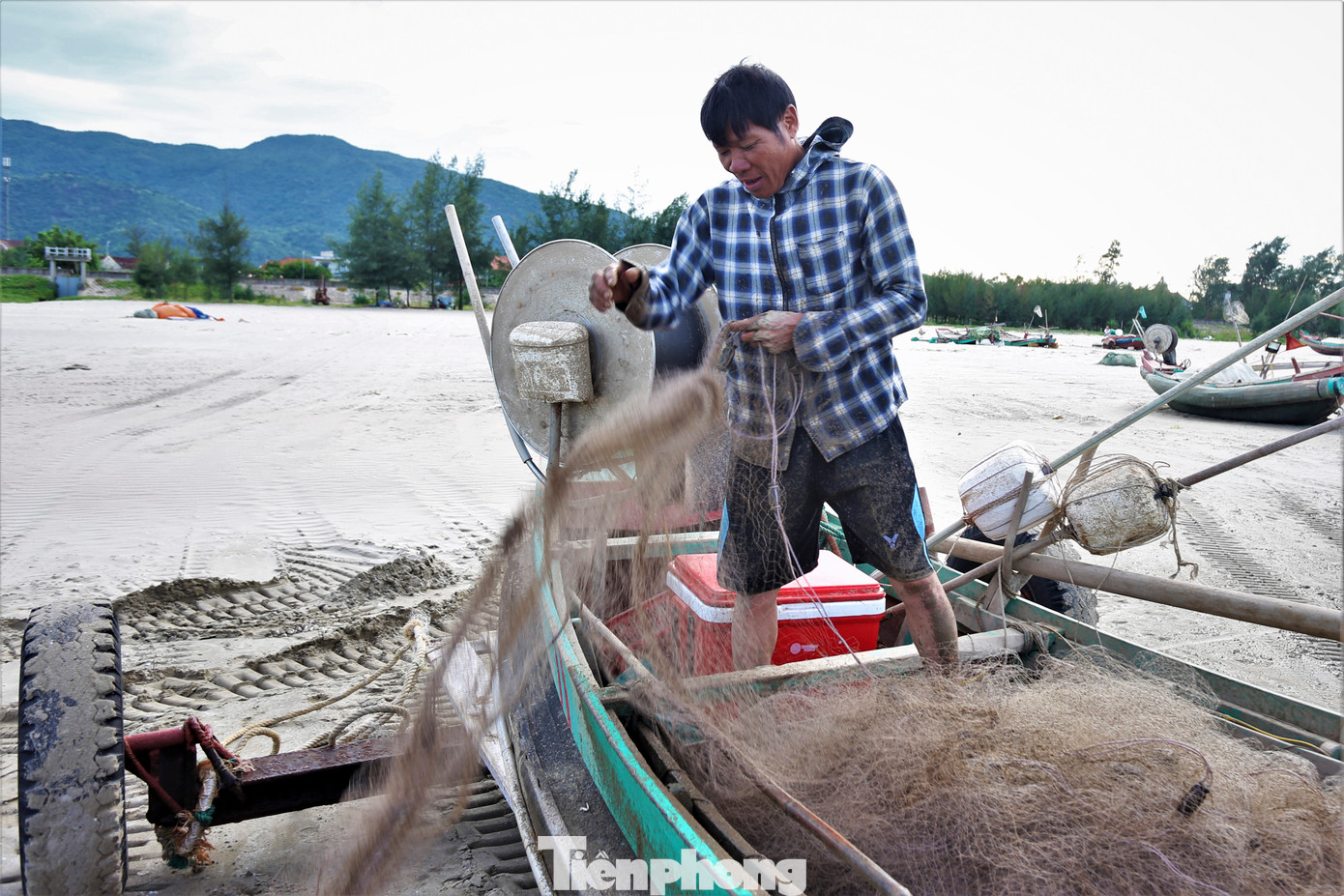 Ông Lê Tiến Chung (50 tuổi, trú thôn Cầu Đá, xã Cương Gián) cho biết ông từng 12 năm đi sang Hàn Quốc lái xe hàng. Đến nay, con cái của ông nhiều người đang du học và làm việc tại xứ người. "Đi xuất khẩu lao động giúp người dân quê tôi có tiền để về làm nhà và nuôi con cái ăn học. Giờ có tuổi nên không buôn ba nữa mà về quê đi nghề biển", ông Chung chia sẻ.