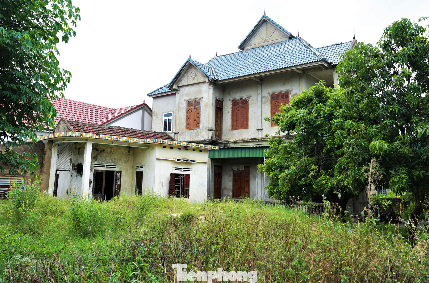 Nhiều căn nhà cao tầng được xây dựng lên nhưng luôn đóng cửa, không có người sinh sống.