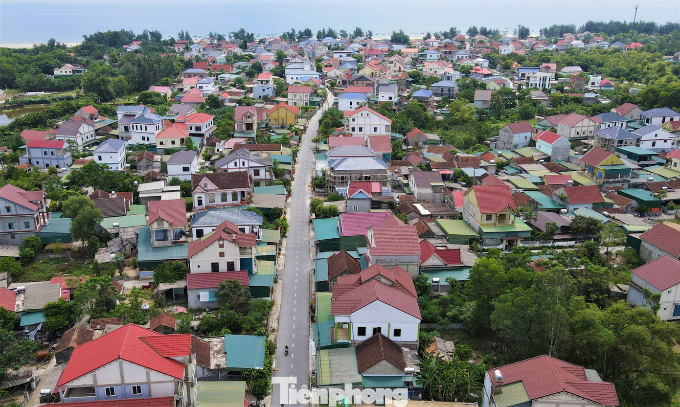 Tại làng biển Xuân Liên, Cổ Đạm (huyện Nghi Xuân) việc người dân xuất ngoại cũng khiến cuộc sống địa phương nâng cao. Đường sá sạch sẽ, nhà cửa khang trang từ nguồn thu nhập người lao động nước ngoài gửi về.