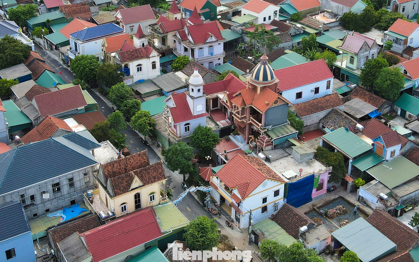 Theo người dân địa phương, các làng ven biển vốn sống bằng nghề bám biển và làm ruộng, nhưng từ những năm 1990, thanh niên các xã này bắt đầu đi lao động ở Đài Loan, Hàn Quốc, Nhật Bản, Malaysia… Thấy những người đi nước ngoài ăn nên làm ra, nhiều người đã đi theo. Cứ thế, các xã ven biển nơi đây được mệnh danh là làng tỷ phú nhờ có đông đảo người đi lao động nước ngoài.