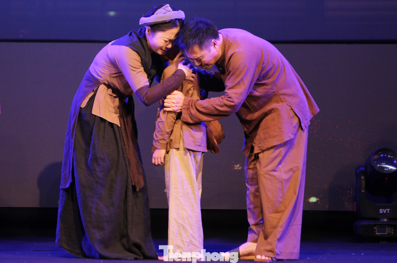 Chương trình nghệ thuật “Lý Tự Trọng - Người đoàn viên thanh niên cộng sản đầu tiên”, gồm 3 chương: Tuổi nhỏ hoài bão lớn, Đường cách mạng và Sáng mãi tên anh.